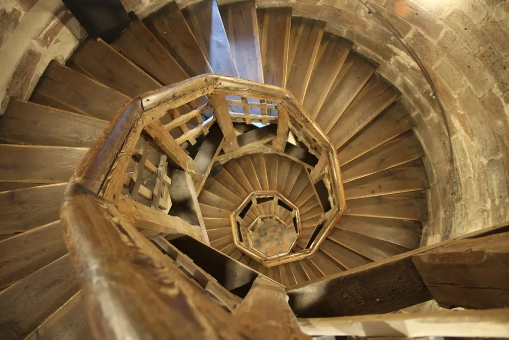Escalier hélicoïdal en bois vu du dessus