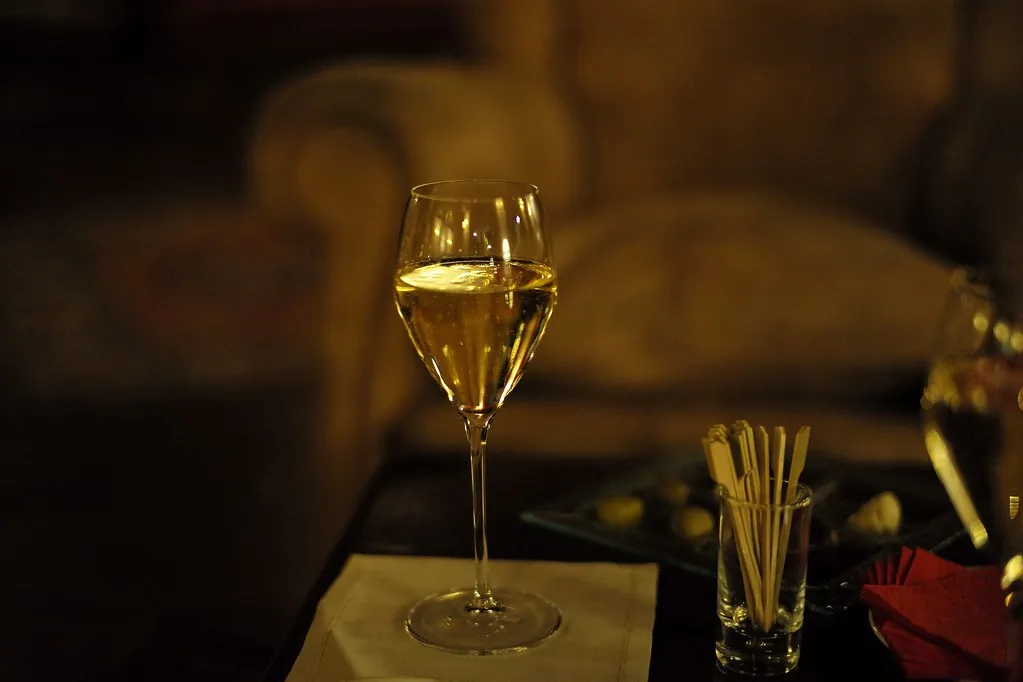 Flûte de champagne en clair-obscur