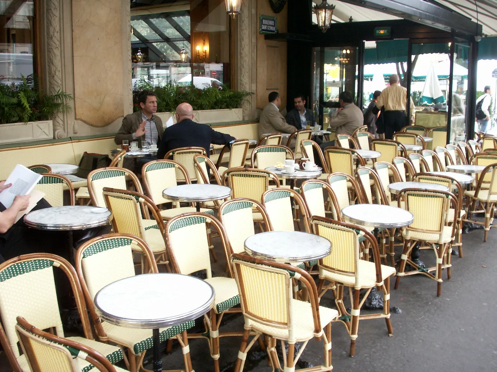 La terrasse sous le tilleul